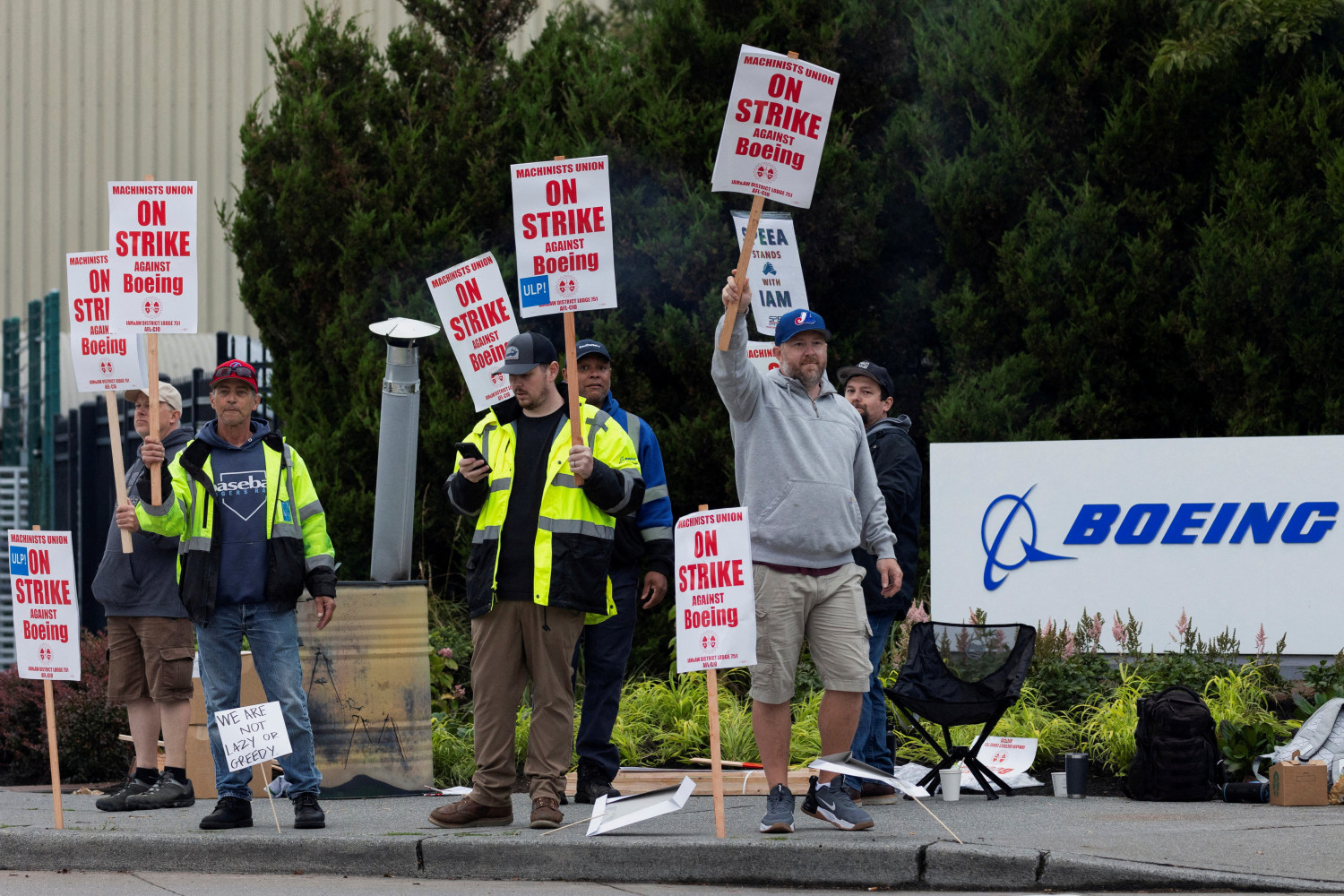 les travailleurs de l usine boeing se rassemblent sur les piquets de greve dans l etat de washington au premier jour de la greve 