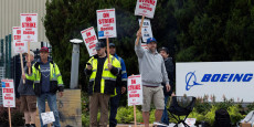 les travailleurs de l usine boeing se rassemblent sur les piquets de greve dans l etat de washington au premier jour de la greve 