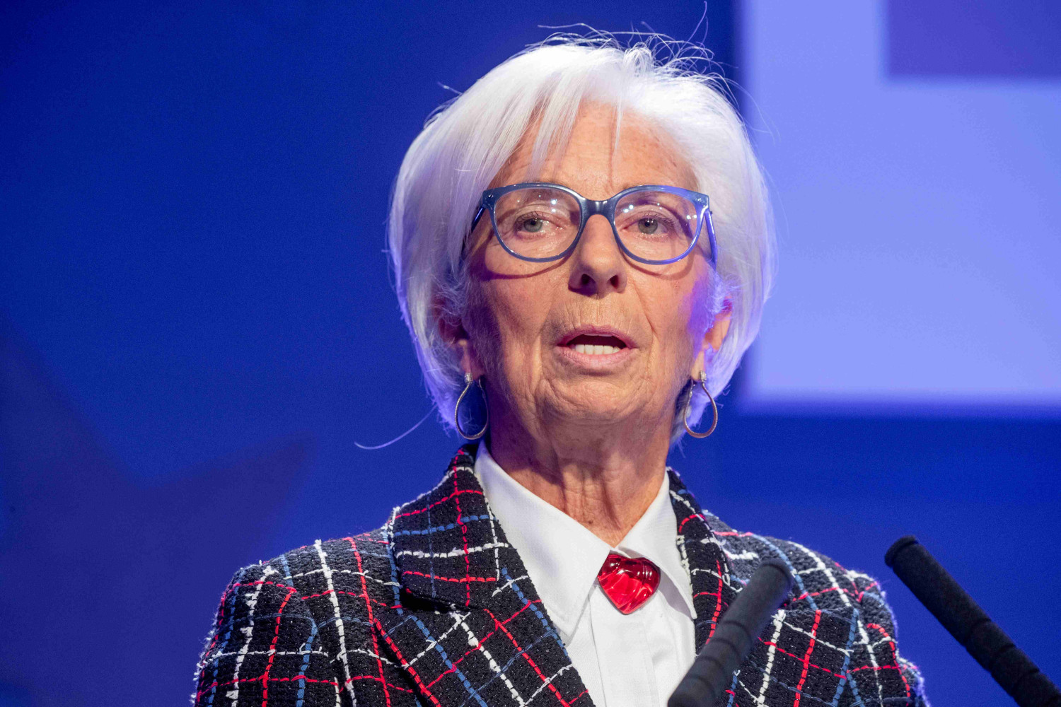 Lagarde (BCE): la inflación seguirá en torno al 2% los próximos meses, con riesgos bidireccionales