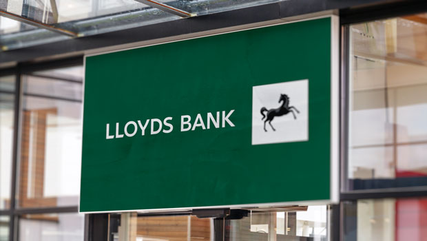 El beneficio de Lloyds supera previsiones pese a caer un 2% en el tercer trimestre