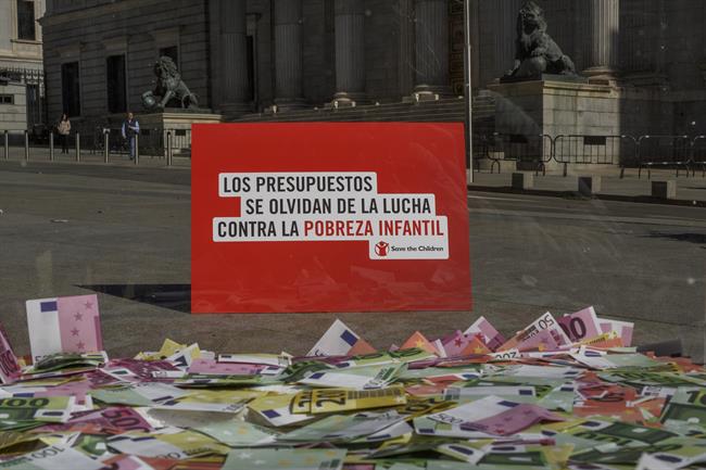 19/04/2018. Save The Children Representa Con Tres Grandes Urnas Llenas De Billet | PABLO BLAZQUEZ / PABLO BLAZQUEZ ep 19042018 save the children representatres grandes urnas llenasbillet