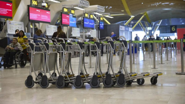 ep archivo   carritos para transportar maletas en la terminal t4 del aeropuerto adolfo suarez