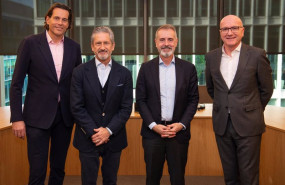 ep archivo   de izquierda a derecha el ceo de vmo2 lutz schuler el ceo de liberty global mike fries
