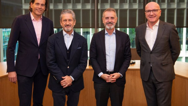 ep archivo   de izquierda a derecha el ceo de vmo2 lutz schuler el ceo de liberty global mike fries