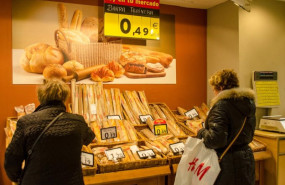 ep archivo   dos mujeres haciendo la compra en un supermercado