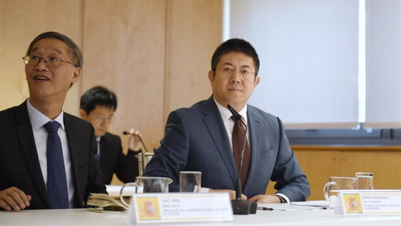 El embajador de China en España, Yao Jing (i) y el presidente de Chery, Yin Tongyue (d), durante una reunión entre una delegación de la empresa china Chery y de Ebro-EV Motors y el Gobierno de España. | Fernando Sánchez - Europa Press - Archivo ep archivo el embajador de china en espana yao jing i y el presidente de chery yin tongyue d