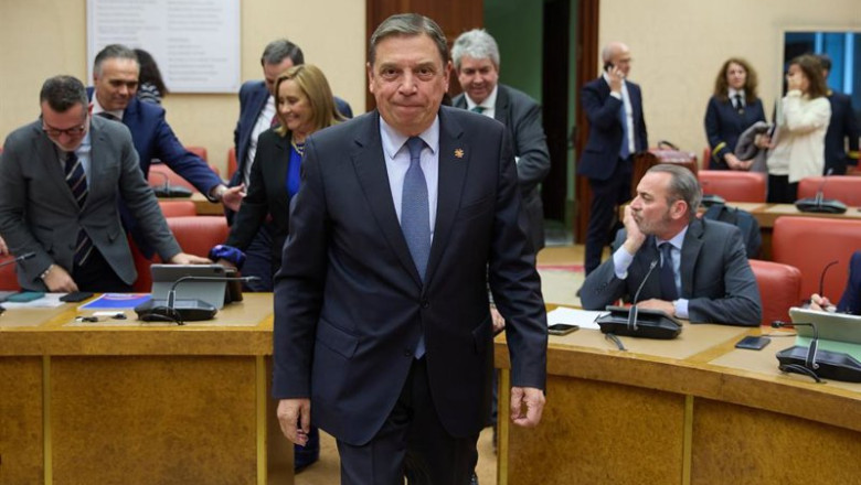 ep archivo   el ministro de agricultura pesca y alimentacion luis planas a su llegada para