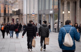 ep archivo   jovenes sujetan bolsas con compras durante la campana de navidad de 2023