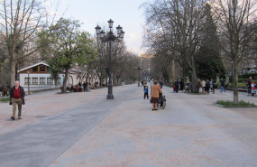 ep archivo   jubilados paseando en oviedo