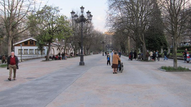 ep archivo   jubilados paseando en oviedo