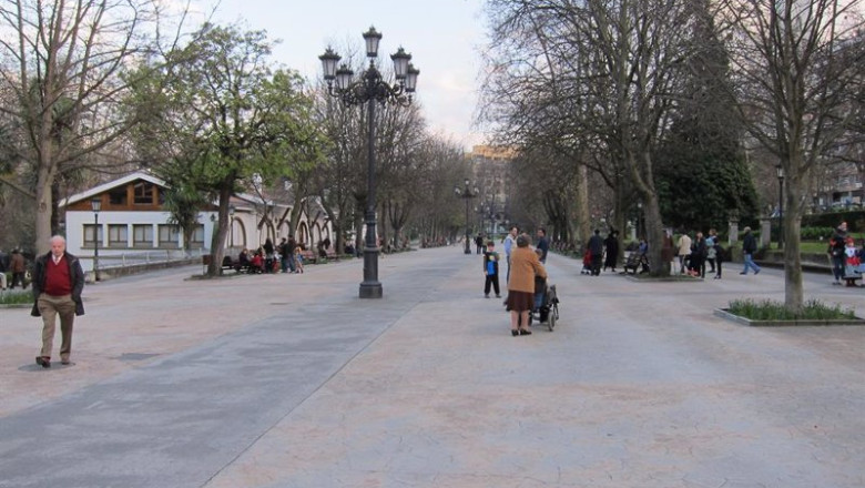 ep archivo jubilados paseando en oviedo ep archivo jubilados paseando en oviedo