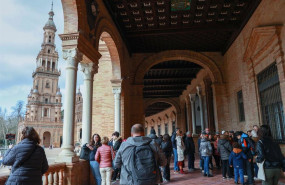 ep archivo   turistas visitan la plaza de espana en sevilla andalucia espana foto de archivo