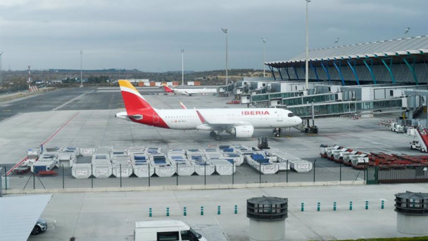 ep archivo   un avion de iberia en una pista del aeropuerto de adolfo suarez un dia previo a la