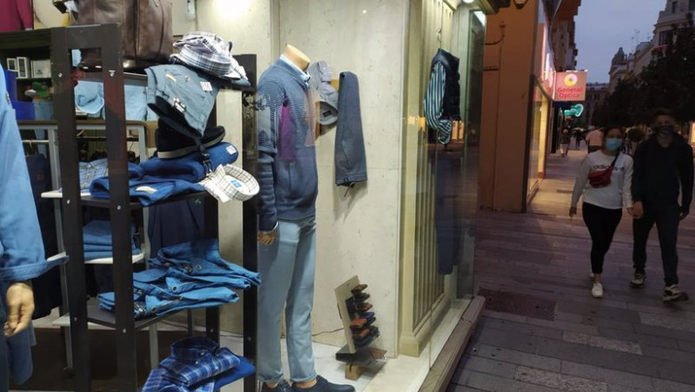 Archivo - Un comercio de ropa en el centro de Córdoba. | EUROPA PRESS - Archivo ep archivo un comercio de ropa en el centro de cordoba