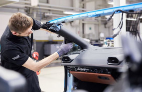 ep archivo   un trabajador en una fabrica de vehiculos