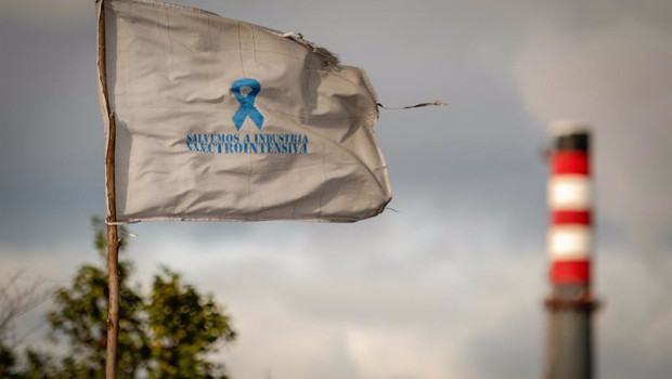 ep archivo   una bandera reivindicativa ondea delante de la chimenea de la fabrica de alcoa en san