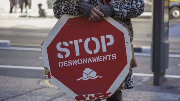 ep archivo   una persona sujeta un cartel de stop desnonamients durante una concentracion de la