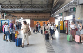 ep archivo varias personas en la estacion de trenes puerta de atocha almudena grandes a 28 de ep archivo varias personas en la estacion de trenes puerta de atocha almudena grandes a 28 de