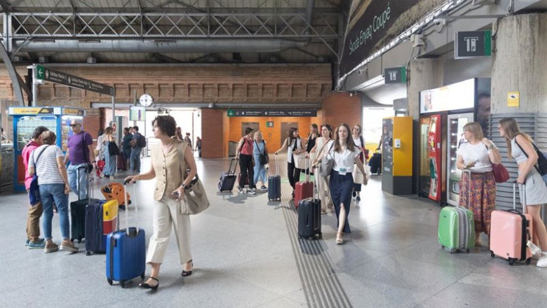 ep archivo   varias personas en la estacion de trenes puerta de atocha almudena grandes a 28 de