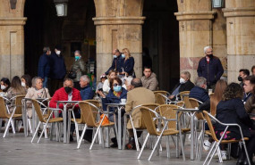 ep archivo   varias personas en la terraza de un restaurante en plaza mayor de salamanca castilla y