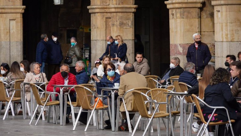 Archivo - Varias personas en la terraza de un restaurante en Plaza Mayor de Salamanca, Castilla y León (España), a 26 de febrero de 2021. | Manuel Ángel Laya - Europa Press - Archivo ep archivo varias personas en la terraza de un restaurante en plaza mayor de salamanca castilla y