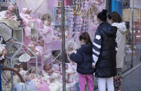 ep archivo   varias personas miran el escaparate de una tienda de juguetes a 27 de diciembre de 2022