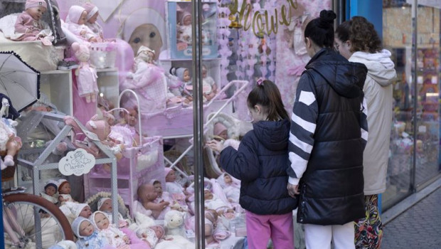 ep archivo   varias personas miran el escaparate de una tienda de juguetes a 27 de diciembre de 2022
