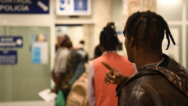 ep autorizan la salida de ceuta de 108 migrantes para descongestionar el ceti