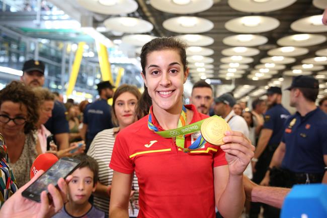 Carolina Marín muestra su medalla a su llegada a España desde Río de Janeiro | EUROPA PRESS ep carolina marin muestramedallasu llegadaespanariojaneiro