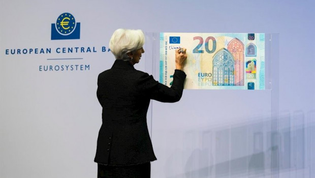 ep christine lagarde en la ceremonia de firma de billetes de euro
