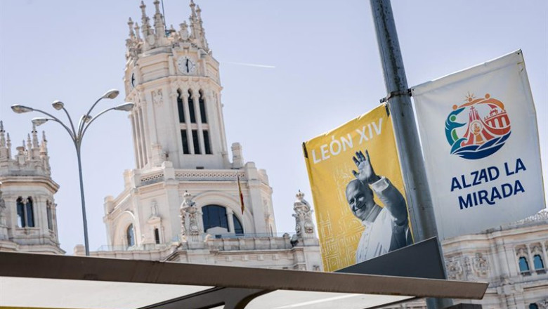 ep continuan los preparativos para la visita del papa en la plaza de cibeles