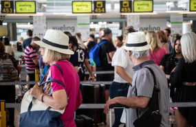 ep diferentes viajeros esperanpuestocheck-inla compania vuelingaeropuerto josep tarradellas barcelona-prat durantehuelgapersonaltierraiberiabarcelona durantemesjulio