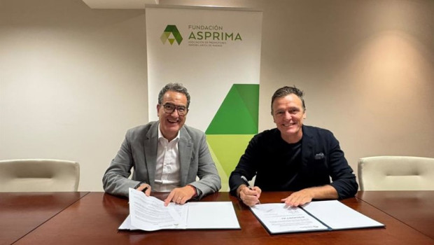 ep el director general de asprima jorge gines y el ceo europa de evoost ia alberto alcazar firmando