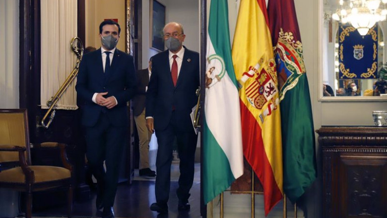 El ministro de Consumo, Alberto Garzón (1i), es recibido por el alcalde, Francisco de la Torre en el l Ayuntamiento de Málaga a 24 de febrero 2021 | Álex Zea - Europa Press ep el ministro de consumo alberto garzon 1i es recibido por el alcalde francisco de la torre en el l
