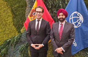 ep el ministro de economia comercio y empresa carlos cuerpo junto al presidente del grupo banco