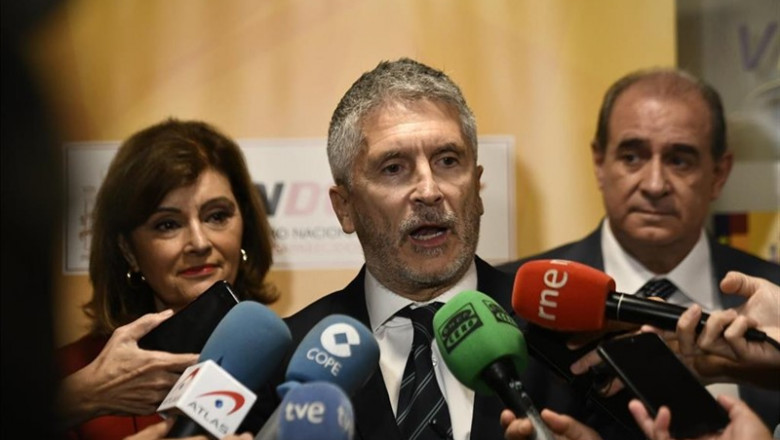 El ministro del Interior en funciones, Fernando Grande- Marlaska, atiende a los medios de comunicación, tras la inauguración del primer ciclo formativo dirigido a todos los miembros de las Fuerzas y Cuerpos de Seguridad que integran la Red policial dedica | Oscar Cañas - Europa Press ep el ministro del interior en funciones fernando grande- marlaska atiende a los medios de