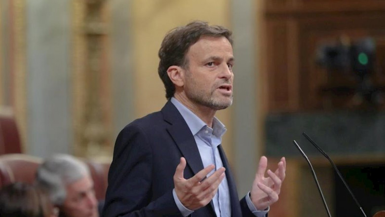 ep el portavoz parlamentario de en comu podem jaume asens interviene desde la tribuna en el debate