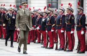 ep el rey felipe vi pasa revista a tropas del regimiento inmemorial n1 durante una visita al ciartel