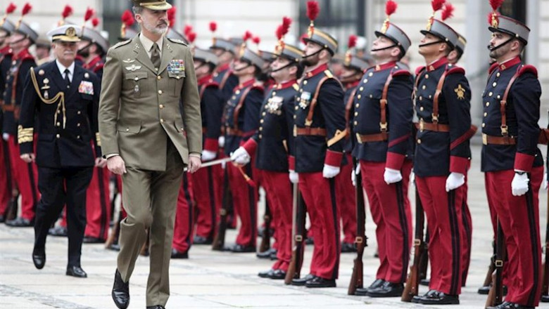 ep el rey felipe vi pasa revista a tropas del regimiento inmemorial n1 durante una visita al ciartel