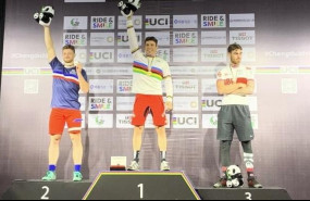 ep el rider espanol sergi llongueras en lo mas alto del podio tras ganar el oro mundial en los