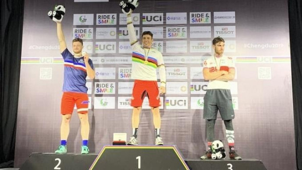 ep el rider espanol sergi llongueras en lo mas alto del podio tras ganar el oro mundial en los