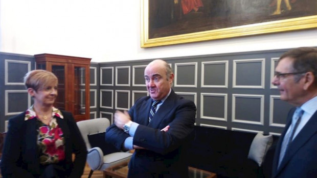 ep el vicepresidente del bce luis de guindos junto a la consejera vasca de desarrollo e
