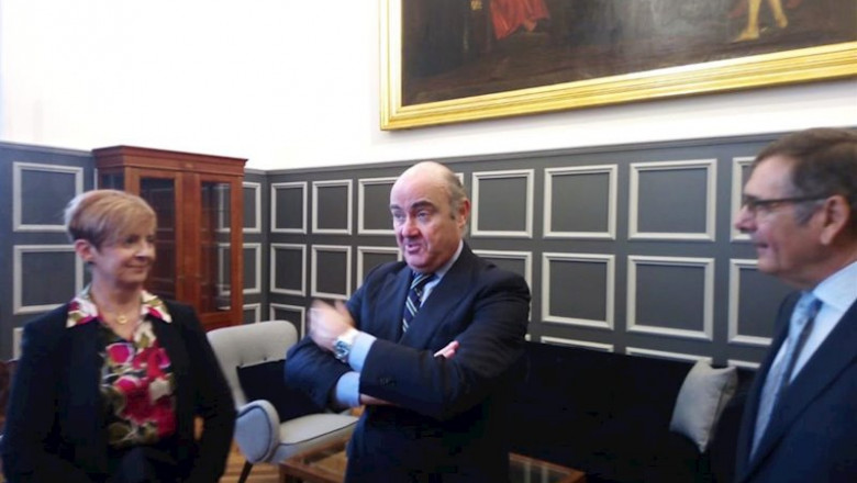 El vicepresidente del BCE, Luis de Guindos, junto a la consejera vasca de Desarrollo e Infraestructuras, Arantxa Tapia | EUROPA PRESS ep el vicepresidente del bce luis de guindos junto a la consejera vasca de desarrollo e