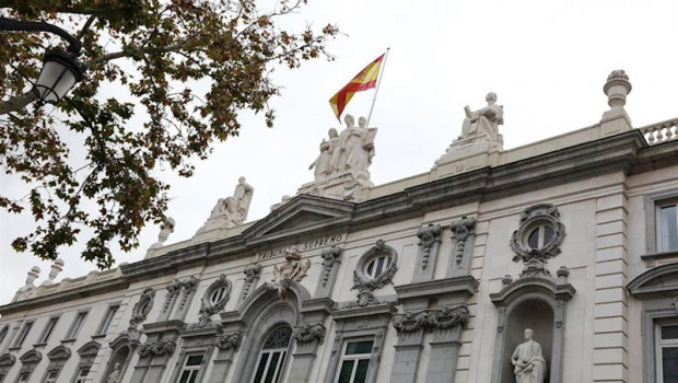 ep fachada del edificio del tribunal supremo con la bandera espanola en lo alto en madrid a 29 de