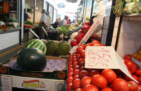 ep foto de un mercado de frutas y verduras en andalucia