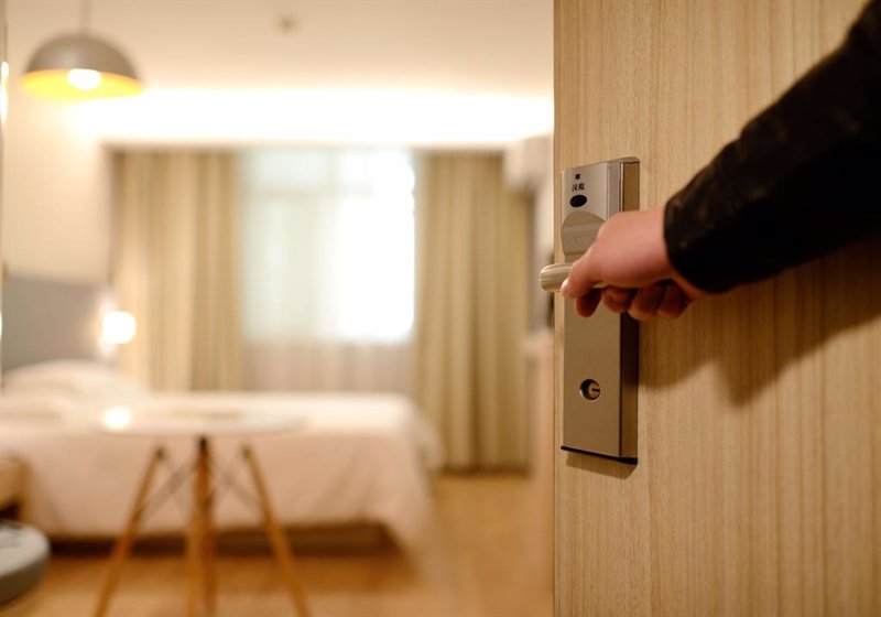 Las pernoctaciones hoteleras se sextuplican y los precios se disparan un 29,5% en abril