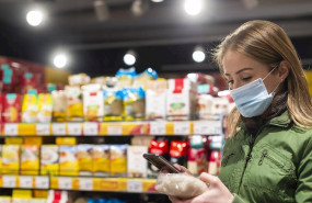 ep imagen de una mujer con mascarilla en un supermercado