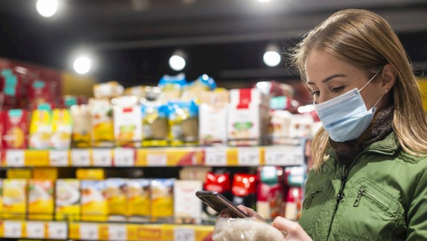 ep imagen de una mujer con mascarilla en un supermercado