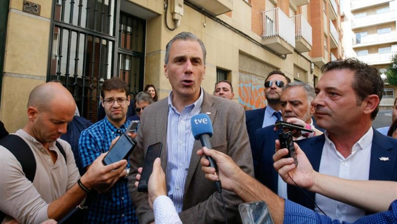 Javier Ortega-Smith (VOX) atiende a los medios en la inauguración de la sede del partido en la calle José Manuel de Villena de Salamanca. | Manuel Ángel Laya - Europa Press ep javier ortega-smith vox atiende a los medios en la inauguracion de la sede del partido en la