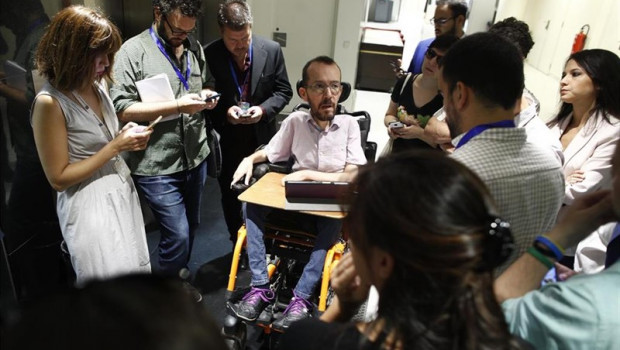 ep jefe negociadorsecretarioaccionpodemos pablo echenique enpasilloscongresolos diputados horas previasdebatesegunda votacionla investiduracandidato socialistala presidenciagobierno